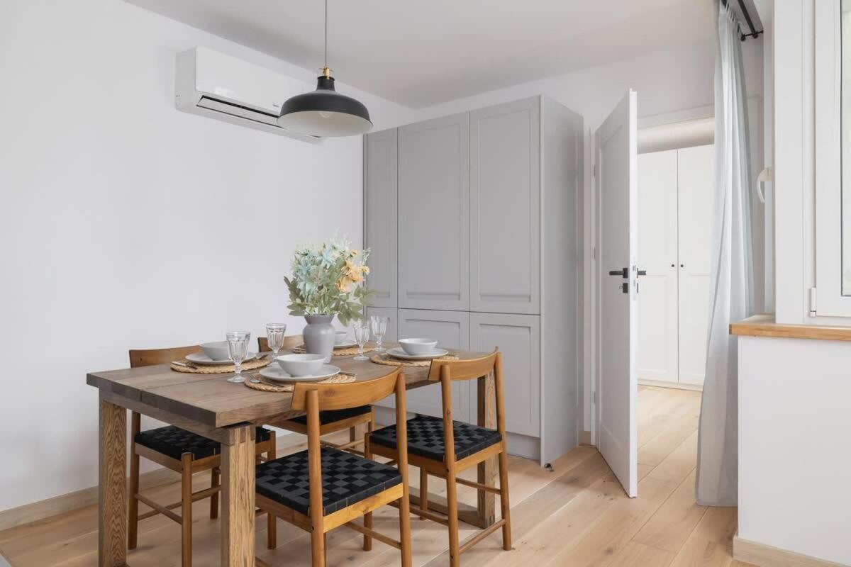 Bright In The Centre Of By Renters Apartmán