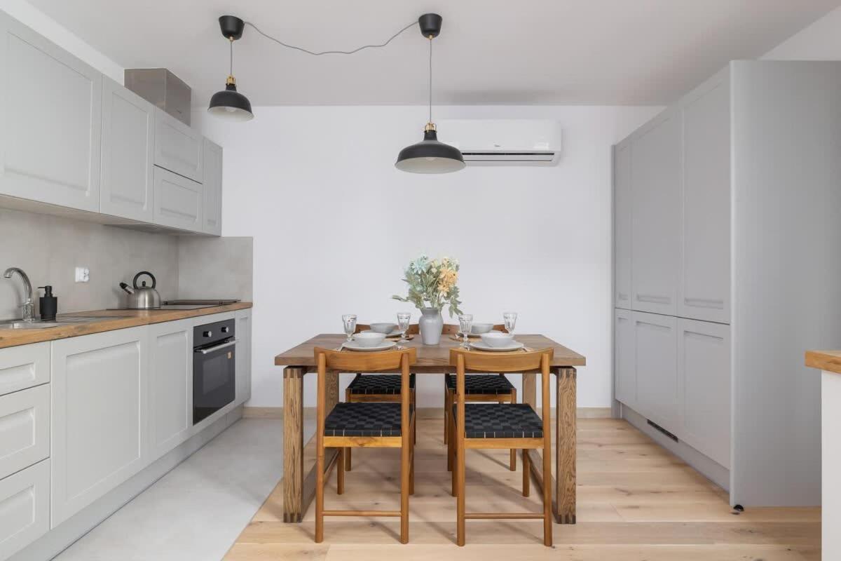 Bright In The Centre Of By Renters * Katovice